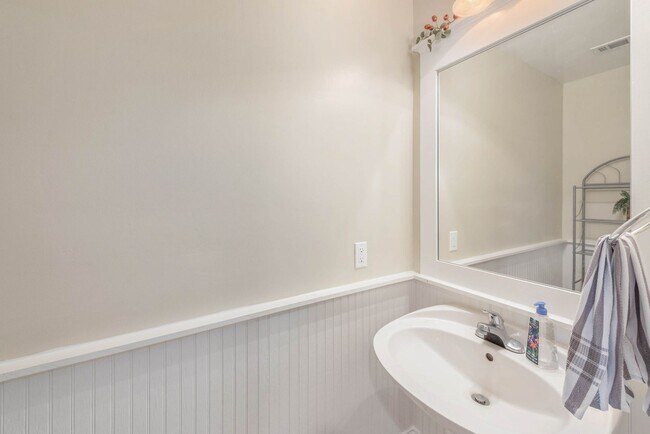 Building Photo - Fall 2026 Move In! 2 Bed, 2 Bath Woodlands...