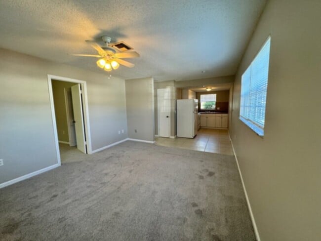 Building Photo - Great Location, Community Pool! Cable, Water and Sewer are INCLUDED!