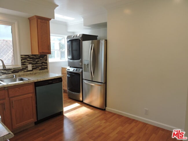 Building Photo - 559 N Windsor Blvd
