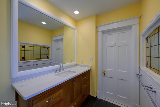 Building Photo - 5717 Chevy Chase Pkwy NW