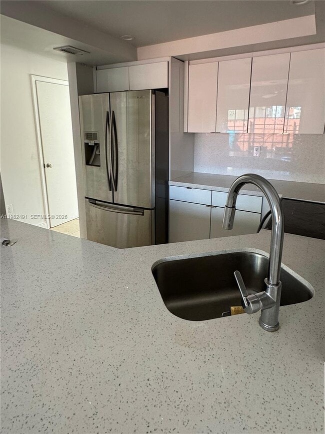 Building Photo - 10220 SW 77th Ct