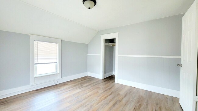 Building Photo - 1210 W 6th st