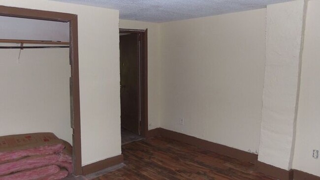 Building Photo - 1bedroom 1bath Available Now