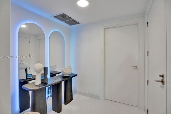 Building Photo - 2627 S Bayshore Dr