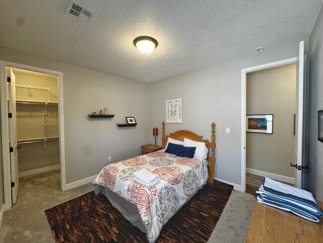 Building Photo - 6801 Prom Ave NE