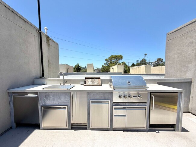 Building Photo - Furnished 3-BR/3-BA Townhouse w/ Giant Roof deck, 2-Car Garage, EV Hookup
