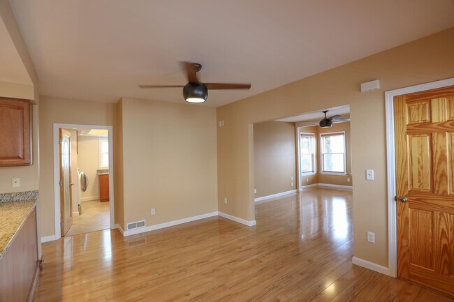 Building Photo - 32 Chapleau Ave