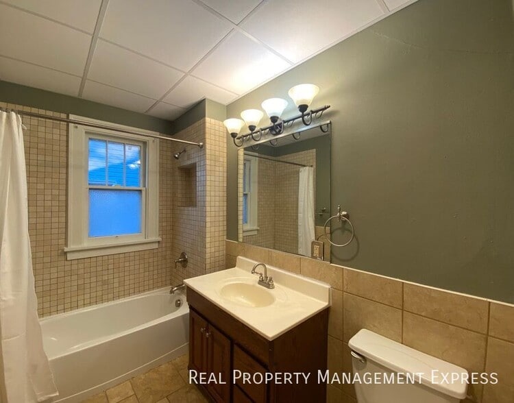 Building Photo - Gorgeous 4 bed 1 bath home