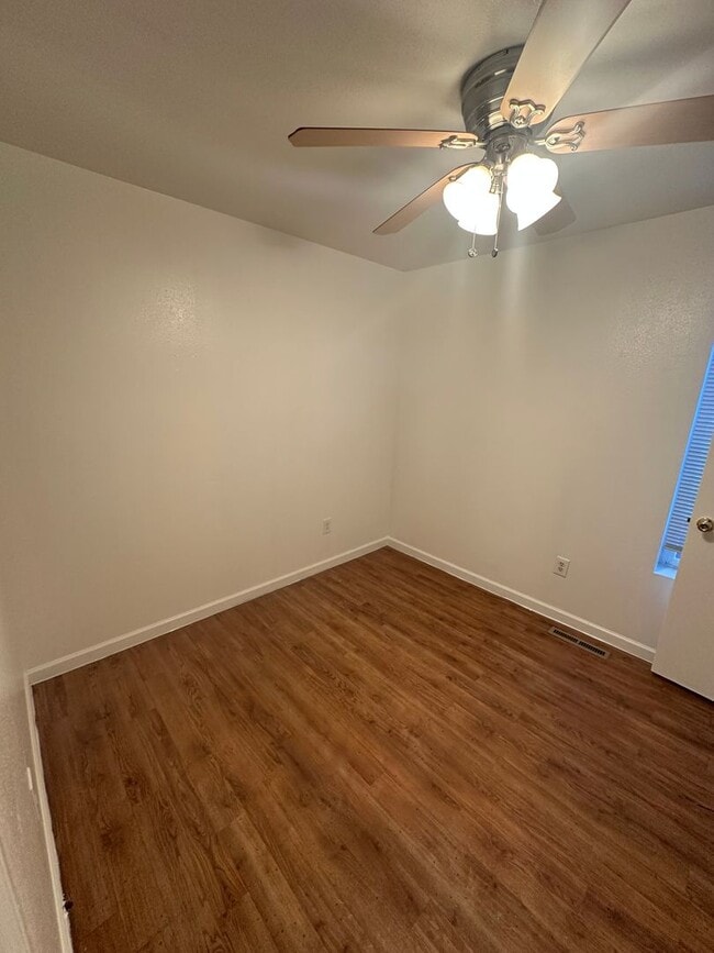 Building Photo - Charming 2 Bedroom House!