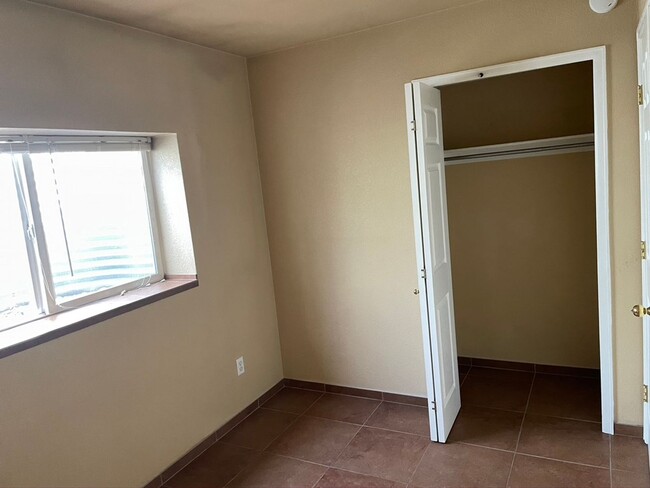 Building Photo - Spacious & Unique 3BD/2BA Townhome w/ Gara...