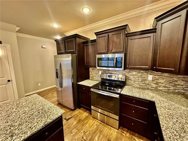 Building Photo - 186 Old Farmington Rd