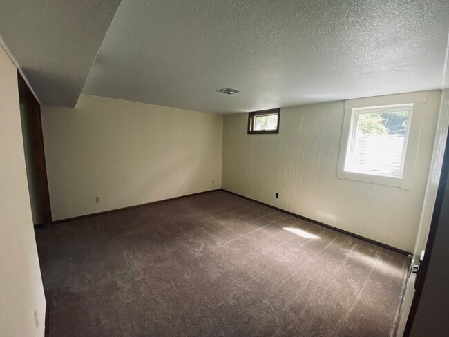Building Photo - 3 bedroom - 2.5 bathroom - Single Family Home
