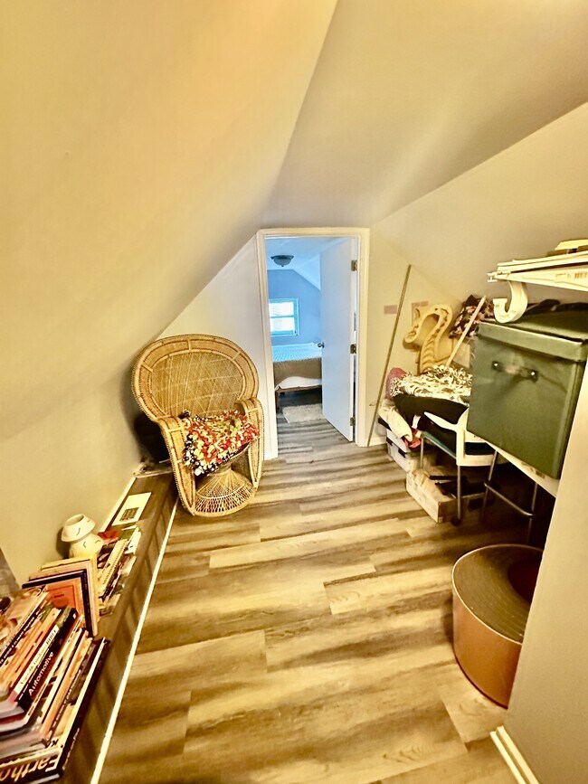 Building Photo - 920 W 35th Pl