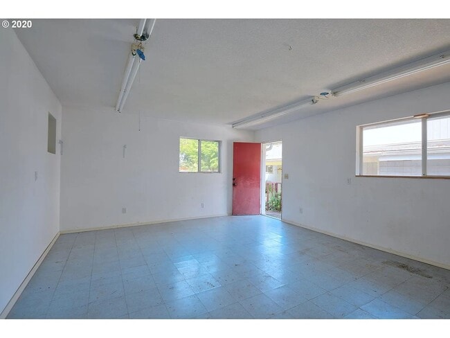 Building Photo - Great 4 Bedroom Eugene Home!