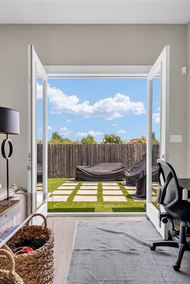 Building Photo - 806 Thornton Rd