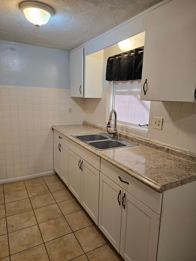 Building Photo - Adorable 2/1.5 in Beverly Hills!!!