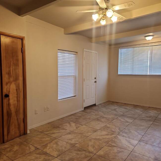 Building Photo - 911 W Leola St