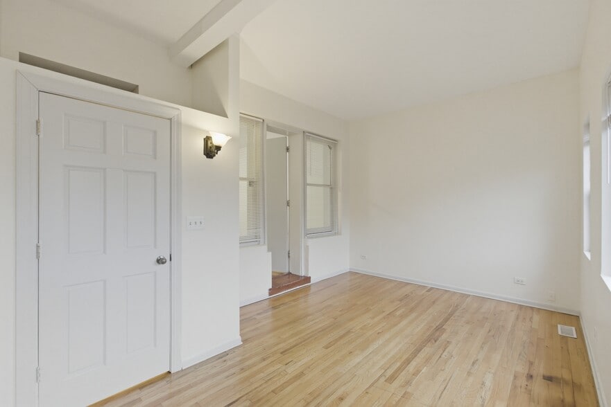 Building Photo - 5120 N Kenmore Ave