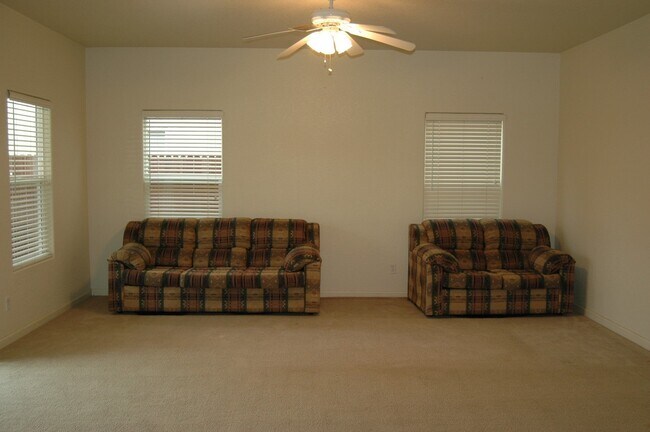 Building Photo - Spacious 3 Bed / 2 Bath Home – Over 2,000 Sq Ft