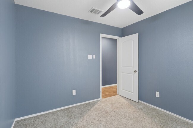 Building Photo - 16826 Short Pnes Dr