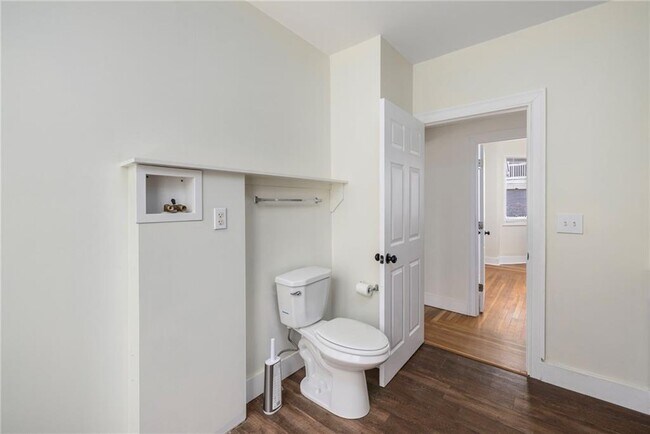 Building Photo - 10 Broad St