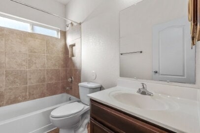 Building Photo - Charming 3-Bedroom Home with 2 Full Baths close to Park