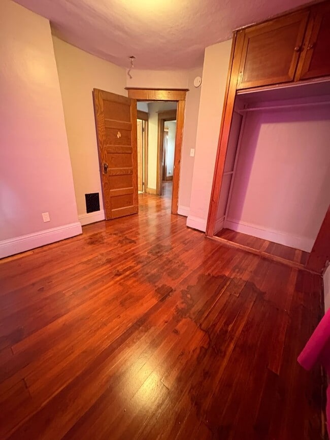 Building Photo - Three Bedroom Single Family Home!