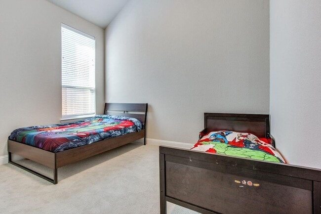 Building Photo - 905 Lady Bird Dr