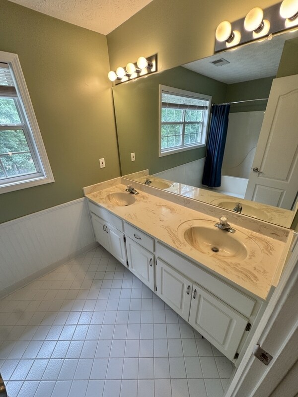 Building Photo - 362 River Point Dr