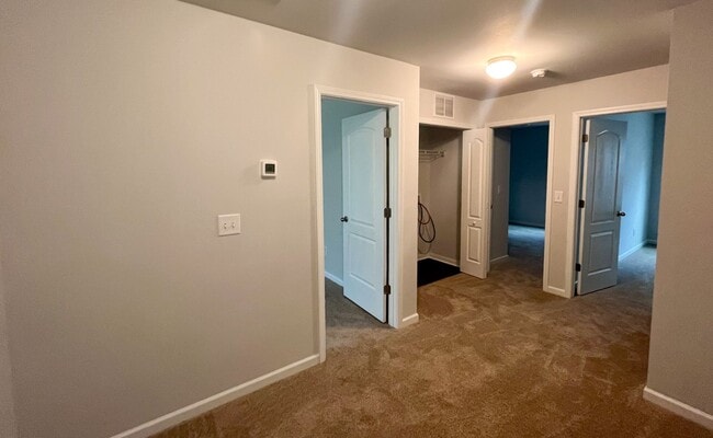 Building Photo - Beautiful 3 bedroom, 2 1/2 bathroom home i...
