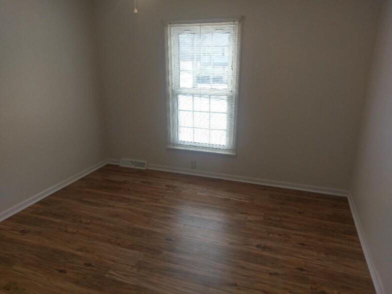 Building Photo - 255 Meadowview Dr