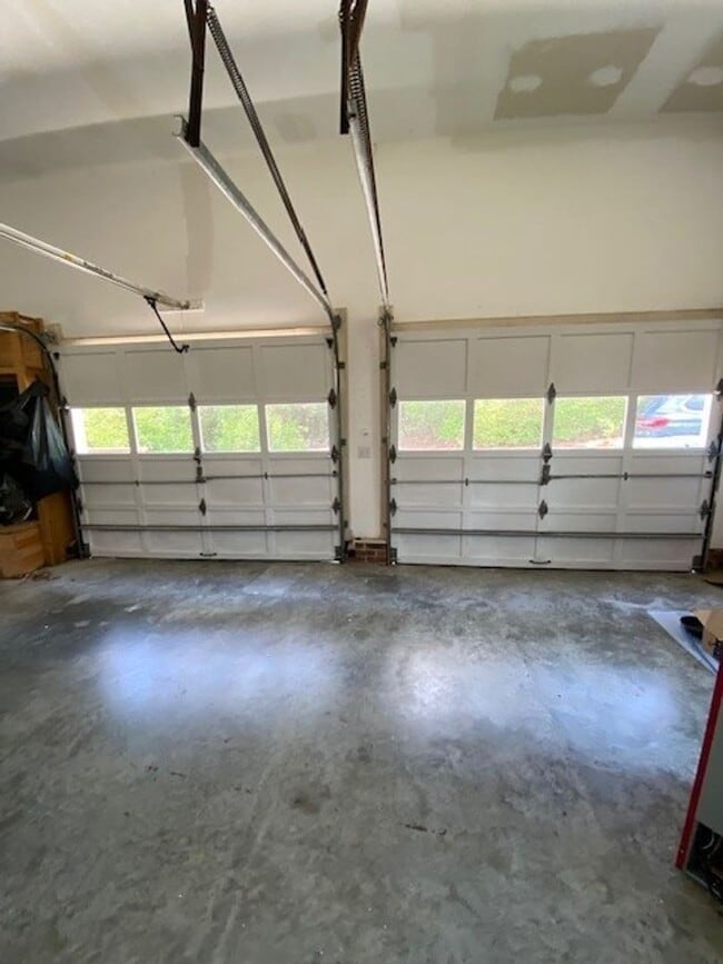 Building Photo - Welcome to this stunning fully furnished 4...