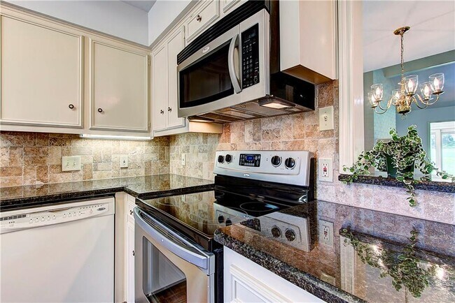 Building Photo - 11121 Pinehurst Dr