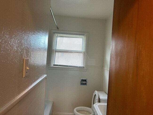 Building Photo - 408 Allen St