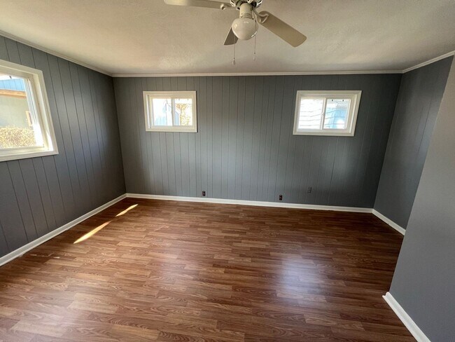 Building Photo - Adorable Newly Fixed Up Home!