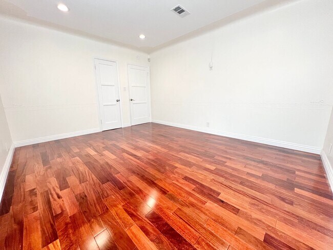 Building Photo - Charming Bixby Knolls Corner Home with Yard, Cabana, & A/C