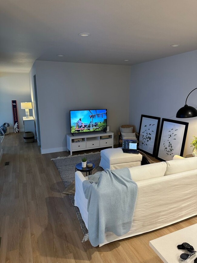 Building Photo - Beautiful Painted Prairie - 4 Bed room home - Available April!!