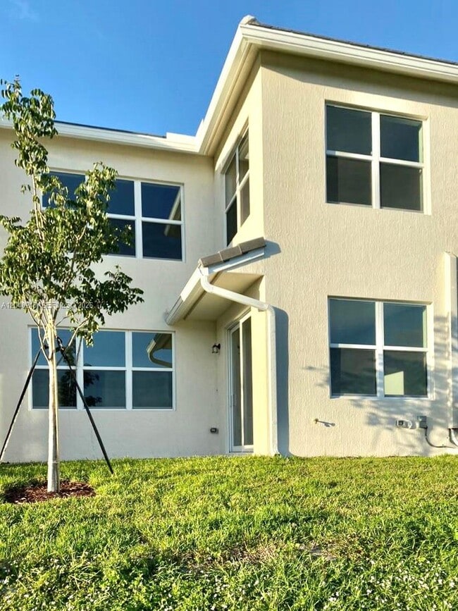 Building Photo - 4984 Greenway Dr