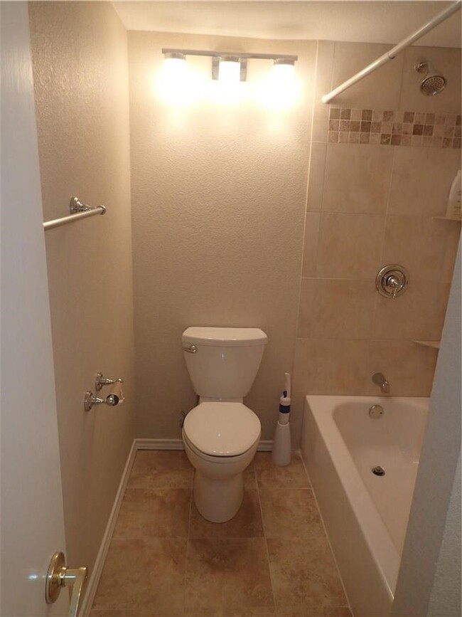 Building Photo - 2 Bedroom 2 Bath Condo in Uptown near Katy...