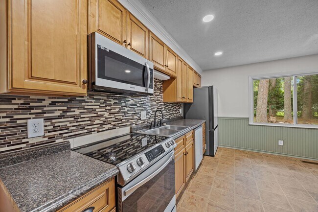 Building Photo - 3 Bedroom 2 Freshly Remodeled Bathrooms