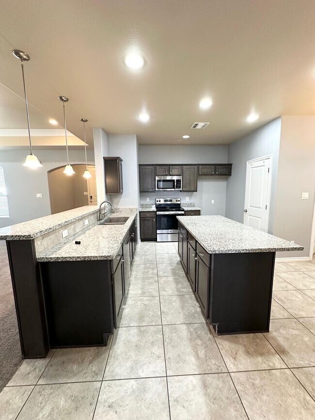 Building Photo - 3 Bed 2 Bath Ready to Rent ASAP! Granite/ Large Master Bedroom!