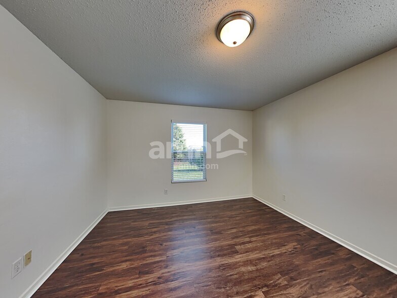 Building Photo - 527 Bourneside Dr