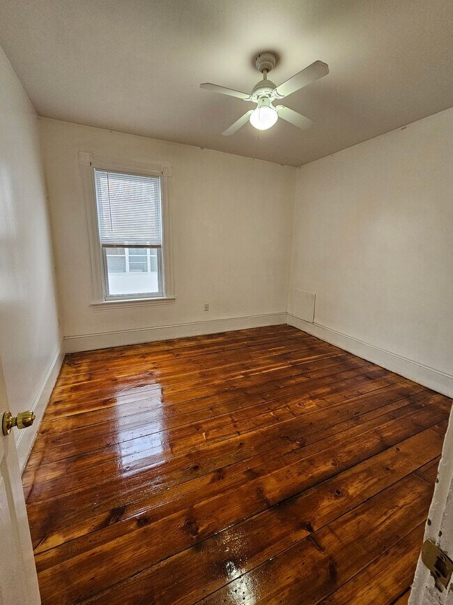 Building Photo - Spacious 3 Bedroom, 1 Bath Apartment