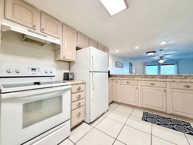 Building Photo - Coastal comfort awaits in this furnished 2Bedrooms / 2Baths condo in Daytona Beach!