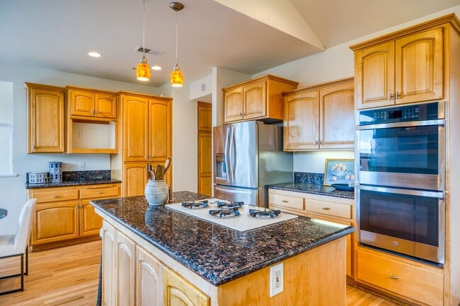 Building Photo - Huge house (2914 Sq. Ft.) in a well desired neighborhood off of Johnson Avenue