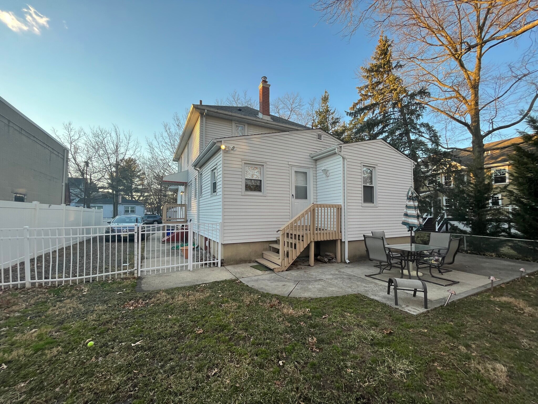 Building Photo - 10 E Linden Ave