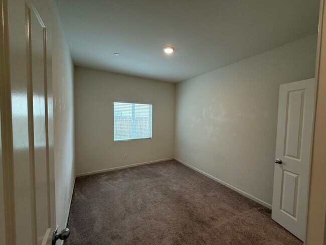 Building Photo - 4-bedroom single story in Manteca!