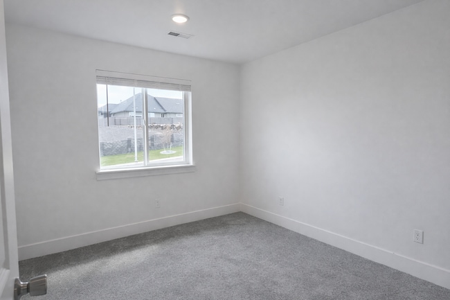 Building Photo - $1000 OFF YOUR 1ST MONTHS RENT! BRAND NEW TOWNHOME IN THE DESIRABLE SOUTHRIDGE AREA!