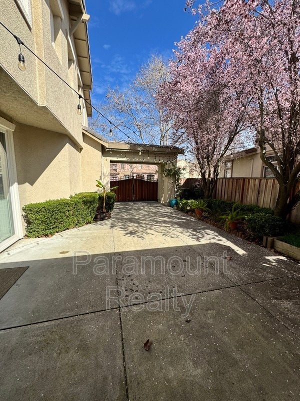 Building Photo - 5608 N Dublin Ranch Dr