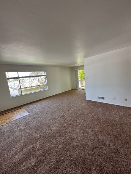 Building Photo - 472 Lincoln Cir